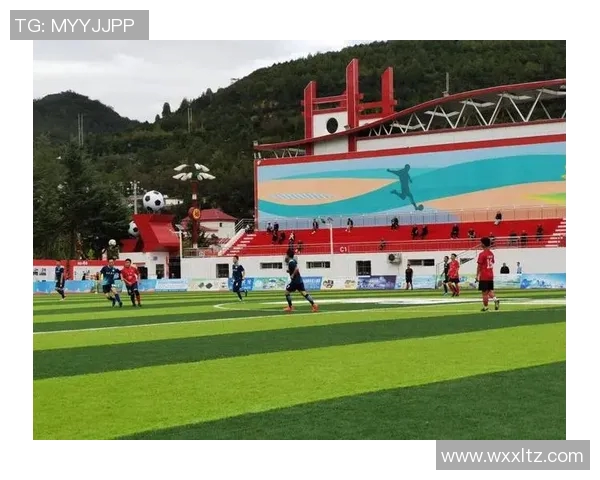 足球星星闪耀绿茵场带动球迷热情点燃赛场激情时刻